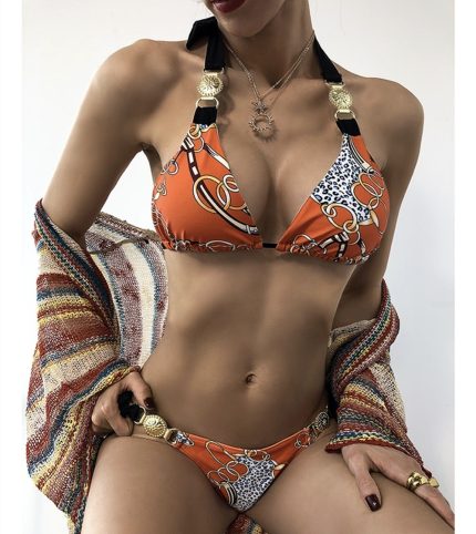 Tendințe pentru ținutele de plajă din această vară 11 Costum De Baie Sexy Multicolor Cu Accesorii Metalice Pentru Femei