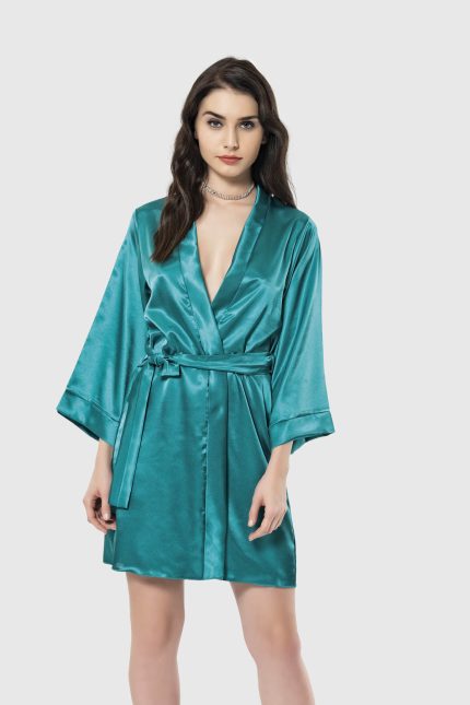 Halat scurt din satin verde smarald cu mâneci trei sferturi și cordon reglabil, elegant și rafinat